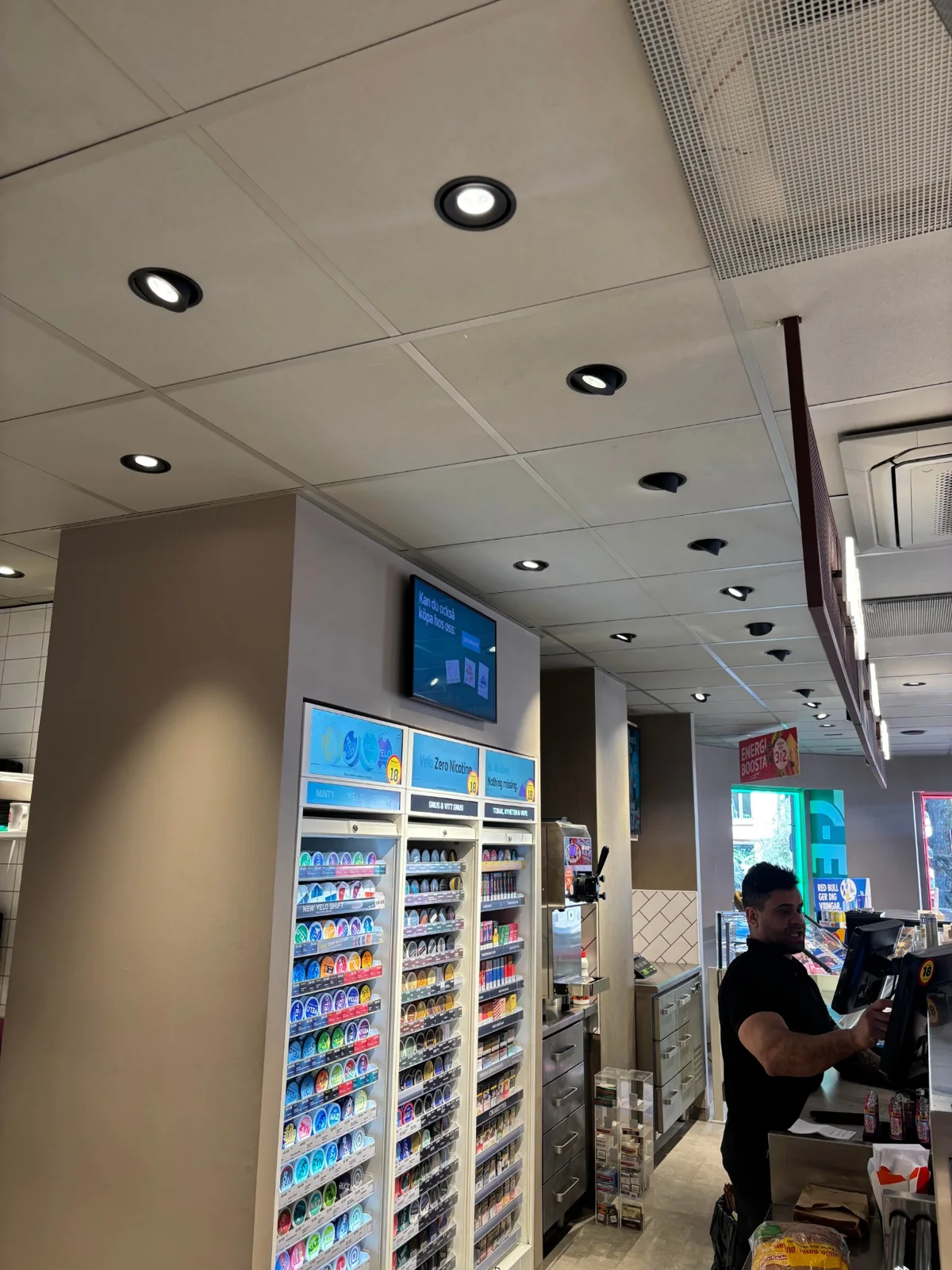 Installerad takbelysning med spotlights i butik