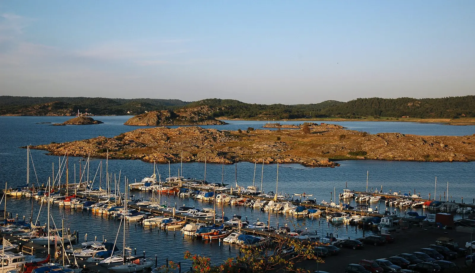 Båthamn och öar i kvällssol vid Kungsbacka