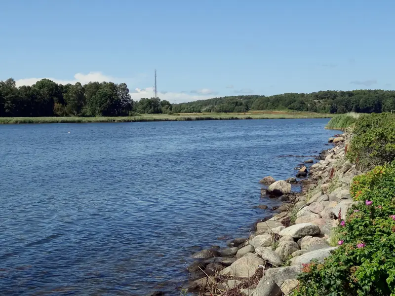 Askimsviken en sommardag med stenig strand och skog