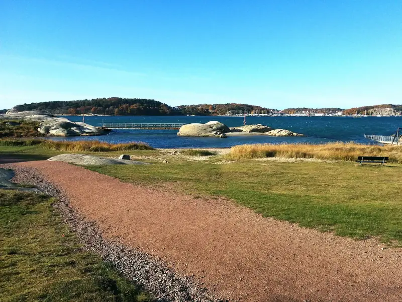 Kuststig i Hovås med klippor, badplats och havsutsikt