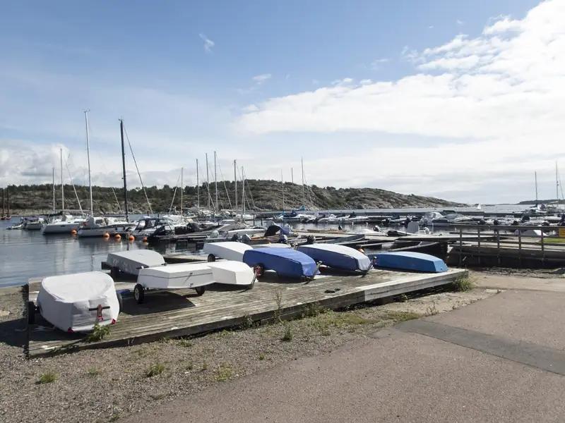 Båthamnen i Malevik vid Kullavik med segelbåtar