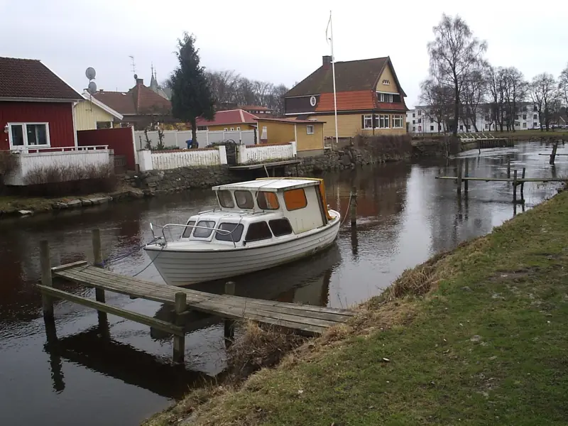 Kungsbackaån med båt, brygga och trähus i centrala Kungsbacka