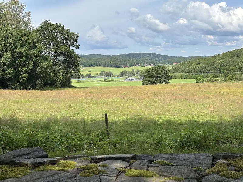 Åkrar och gårdar i Lindome en sommardag