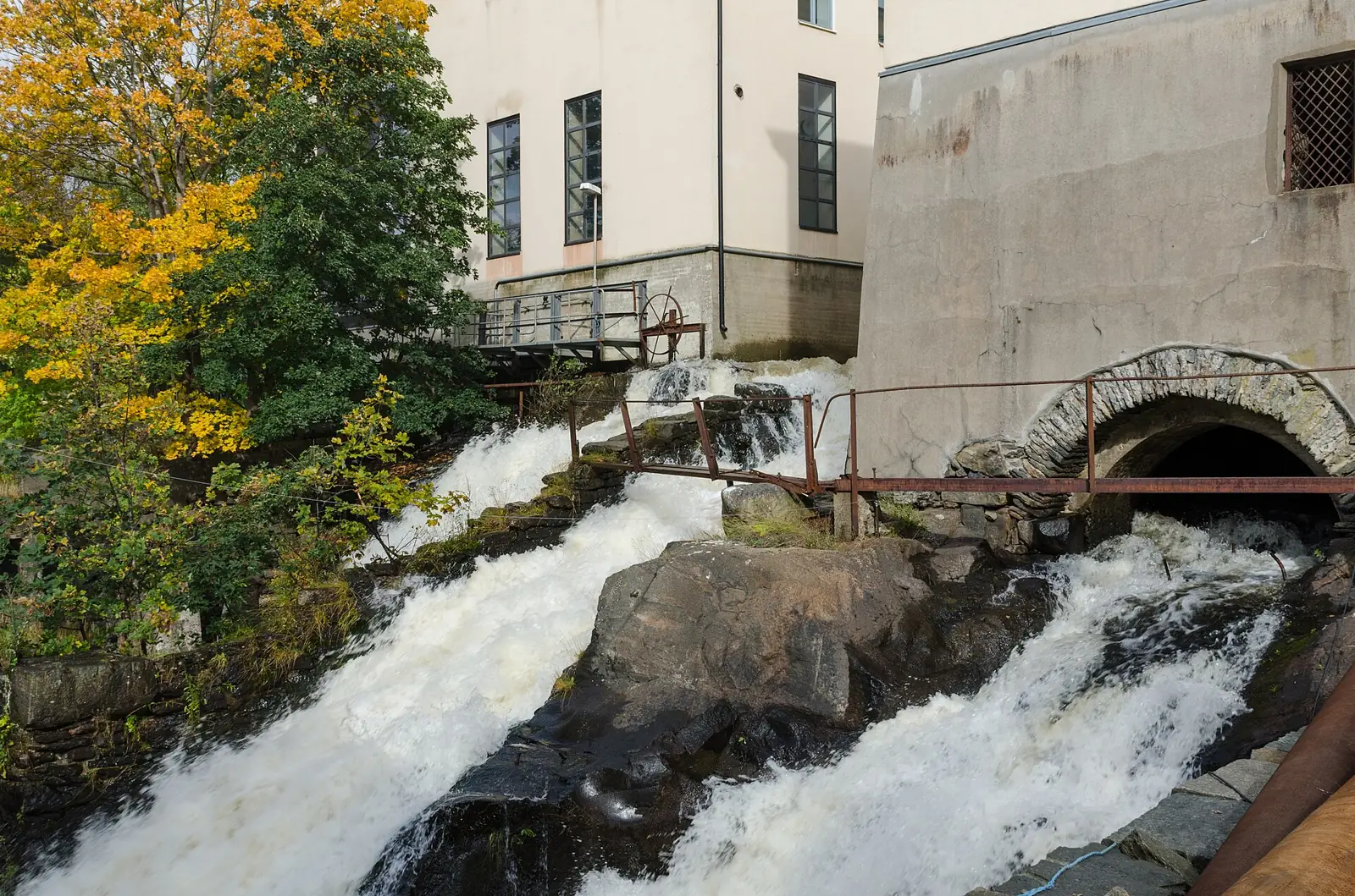 Forsen i Mölndals Kvarnby med gamla industribyggnader