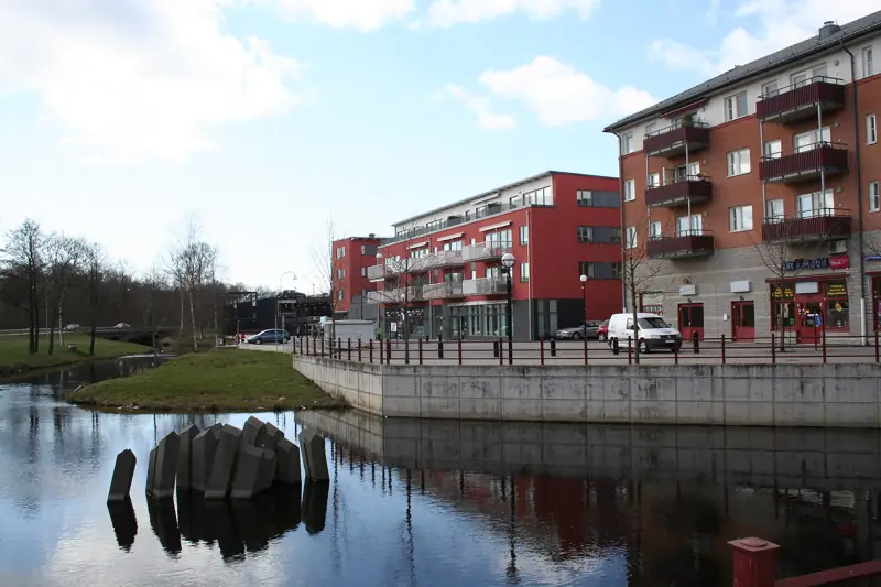 Bostadshus vid vattnet i Mölnlycke centrum