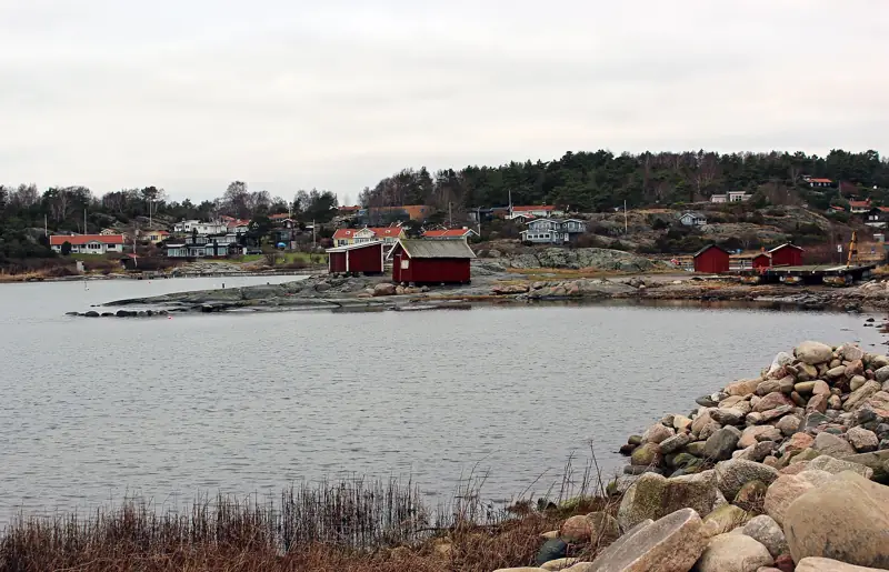 Röda sjöbodar och villor vid Röda holme i Onsala