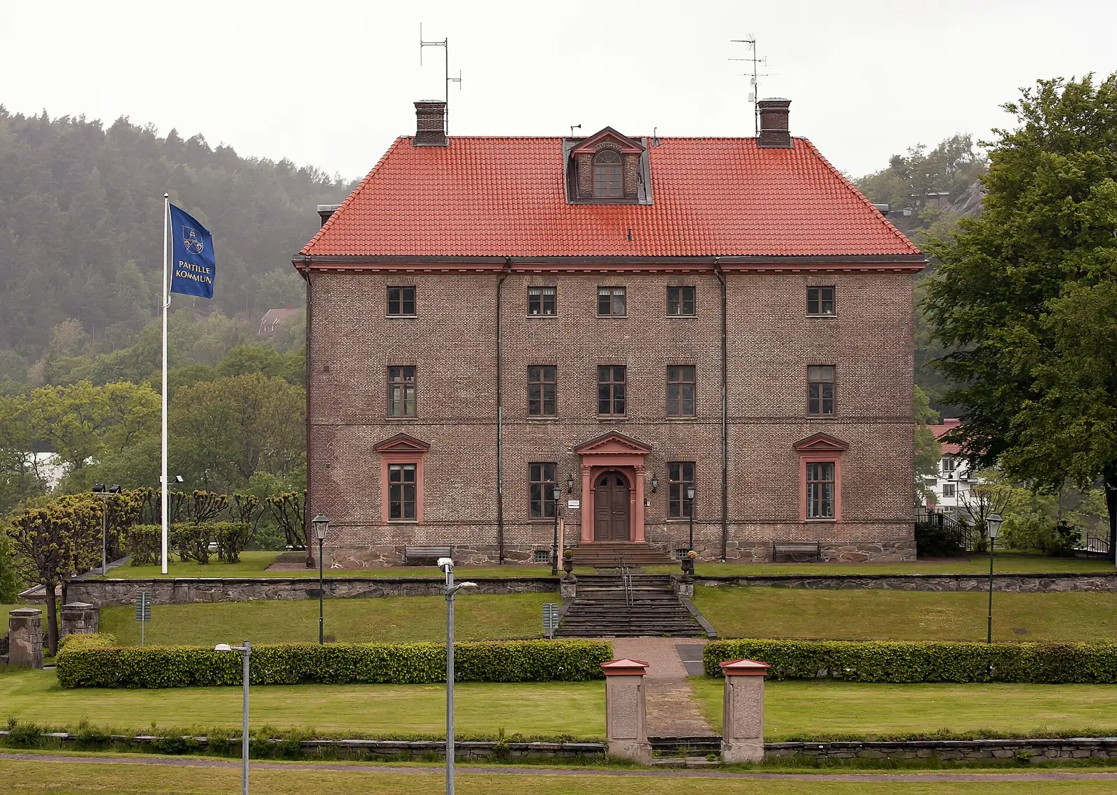 Partille herrgård med flagga och trädgård