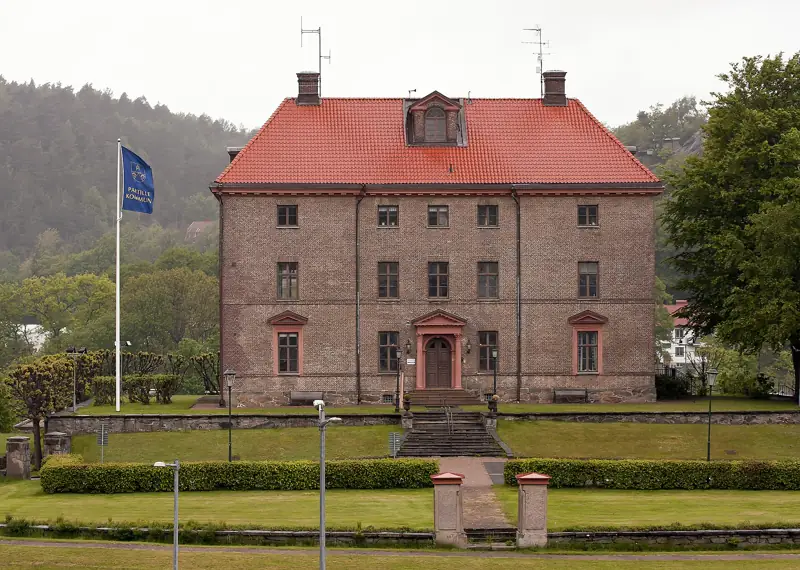 Partille herrgård med flagga och trädgård