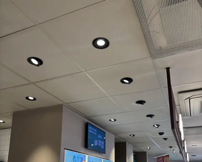 Infällda riktbara downlights i undertaket i en butikslokal